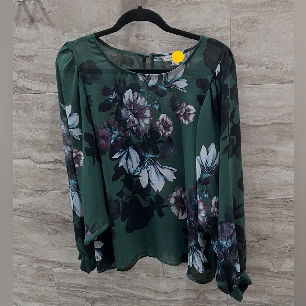 Zach & Rachel Floral Top - Large
Beautiful!
PTP 20”
Length 26”